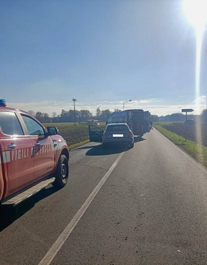 Scontro frontale, due automobilisti estratti dalle lamiere tra Cureggio e Fontaneto