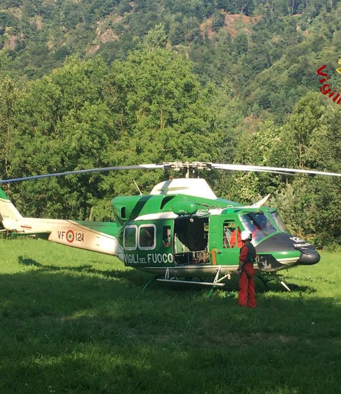Escursionista bloccato su un sentiero a Scopa, recuperato dall'elicottero dei Vigili del Fuoco