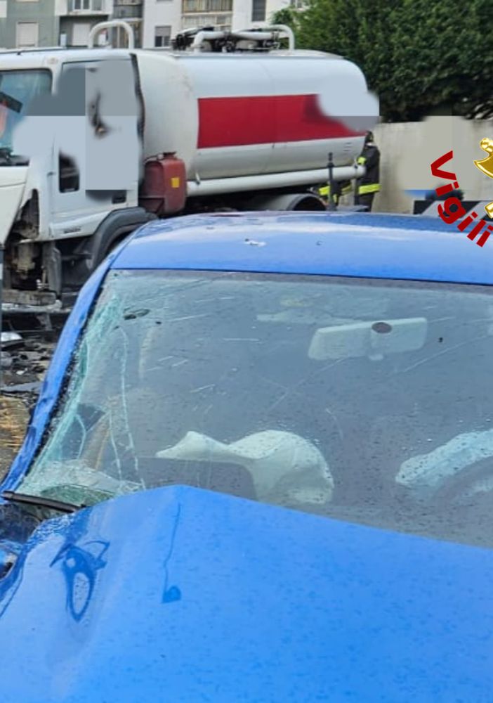 Vercelli, scontro tra due mezzi: persona estratta dall'auto