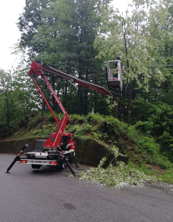 Maltempo, 15 interventi dei Vigili del Fuoco di Ponzone per alberi caduti in strada FOTO