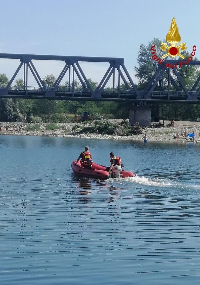 Fa il bagno nel Sesia e rischia il peggio. Soccorso dai Vigili del Fuoco