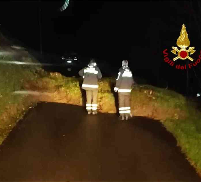 Frana sulla strada per Camasco, al lavoro i Vigili del Fuoco