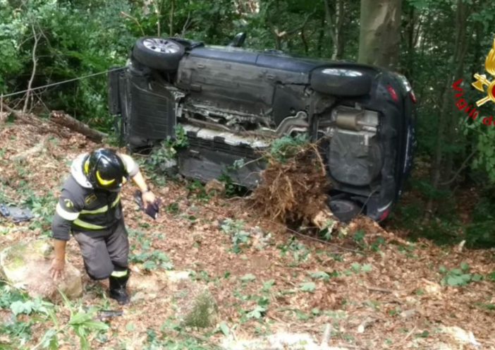 Scopello Alpe Mera, auto precipita per decine di metri. Grave una donna