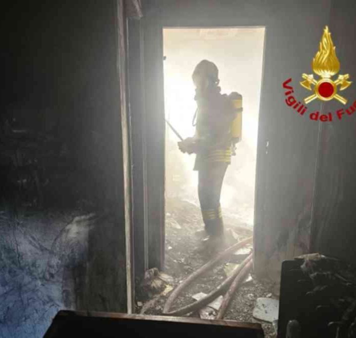 Incendio abitazione a Santhia: vigili del fuoco sul posto FOTO
