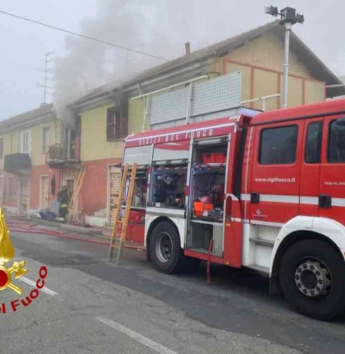 Va a fuoco un alloggio a Santhià