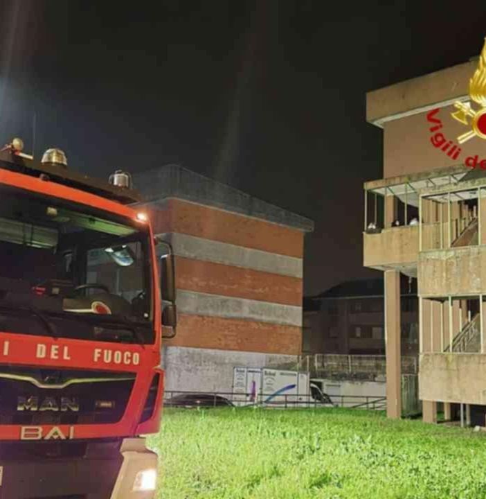 Cadono calcinacci da un palazzo a Vercelli, una persona rimane ferita (foto vigili del fuoco)