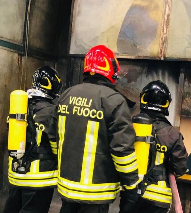 Incendio in uno stabilimento di Santhià