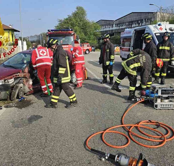 Incidente stradale a Santhià in corso 2 giugno, intervengono i Vigili del Fuoco