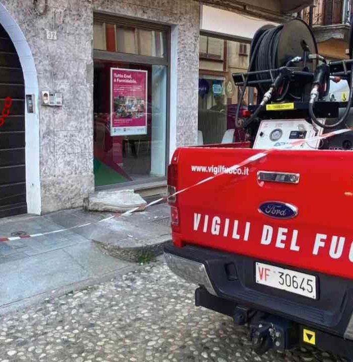 Gattinara: Crolla un pezzo di balcone, I Vigili del Fuoco intervengono