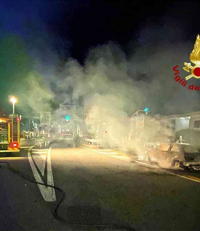 Auto in fiamme al casello di Carisio, FOTO