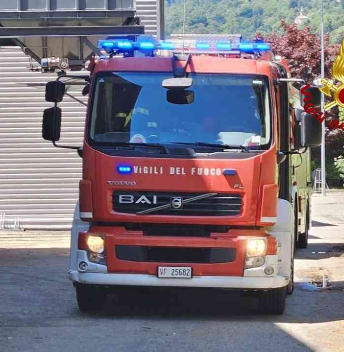 Incendio nella zona industriale di Varallo, intervengono i Vigili del Fuoco