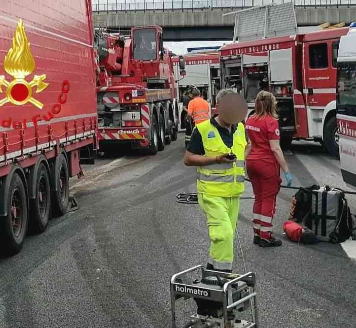 Scontro tra tre mezzi pesanti: autisti feriti e autostrada chiusa.