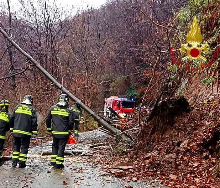 La pioggia causa i primi danni: smottamento nei pressi di Valduggia