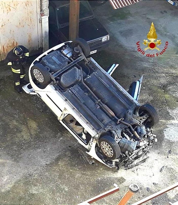 Varallo: auto esce di strada e fa un volo di 6 metri