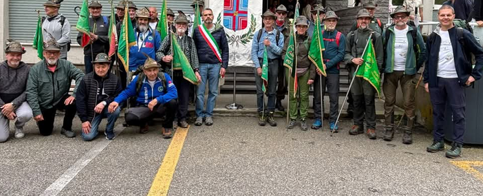 Valdilana accoglie gli Alpini della "Valsesiana" in marcia verso l’Adunata di Biella (foto dalla pagina Facebook di Comune di Valdilana) Valdilana accoglie gli Alpini della "Valsesiana" in marcia verso l’Adunata di Biella (foto dalla pagina Facebook di Comune di Valdilana)