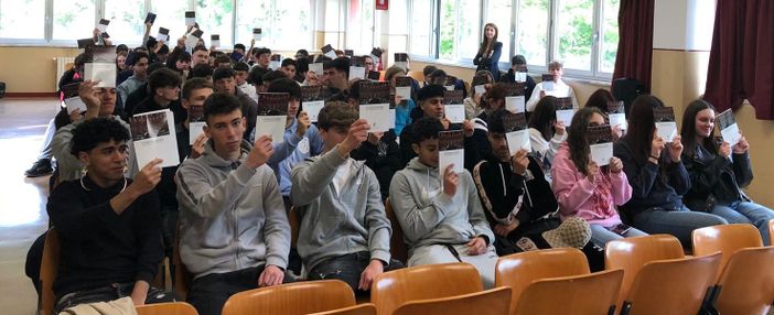 Istituto Lancia e Ferrari, i neomaggiorenni ricevono la Costituzione Istituto Lancia e Ferrari, i neomaggiorenni ricevono la Costituzione