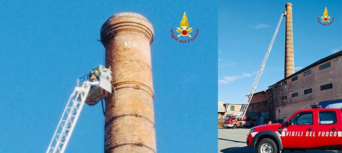 Messa in sicurezza di un'antica ciminiera, Vigili del Fuoco a Gattinara con la scala aerea