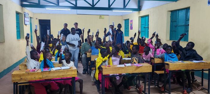 Dal Lancia di Borgosesia alle notti dei Samburu: torce ricaricabili donate alla scuola serale nella savana - FOTO