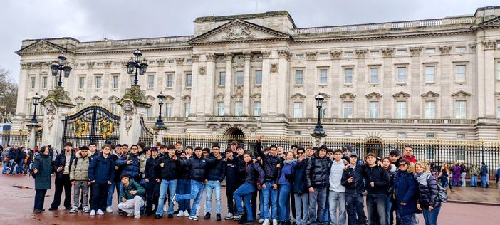 Borgosesia, l’Istituto Lancia in “study holiday” nel Regno Unito: 46 studenti a Winchester tra inglese e orientamento Borgosesia, l’Istituto Lancia in “study holiday” nel Regno Unito: 46 studenti a Winchester tra inglese e orientamento