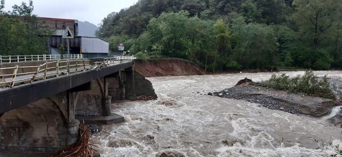 Maltempo, a Crevacuore si contano i danni dopo il crollo del ponte. Sindaco: “Indispensabile riaprire strada”