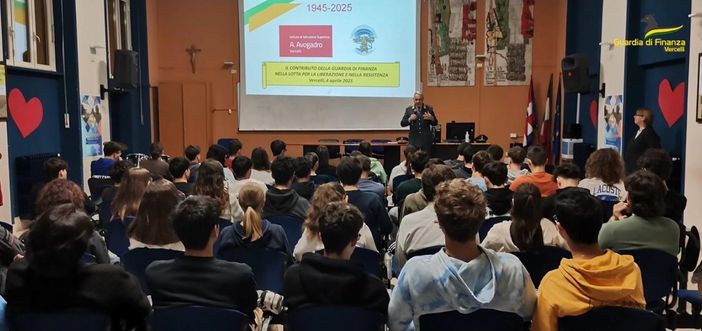 Vercelli - 80 anni dalla Liberazione: Fiamme Gialle e studenti insieme per celebrare il contributo della Guardia di Finanza Vercelli - 80 anni dalla Liberazione: Fiamme Gialle e studenti insieme per celebrare il contributo della Guardia di Finanza