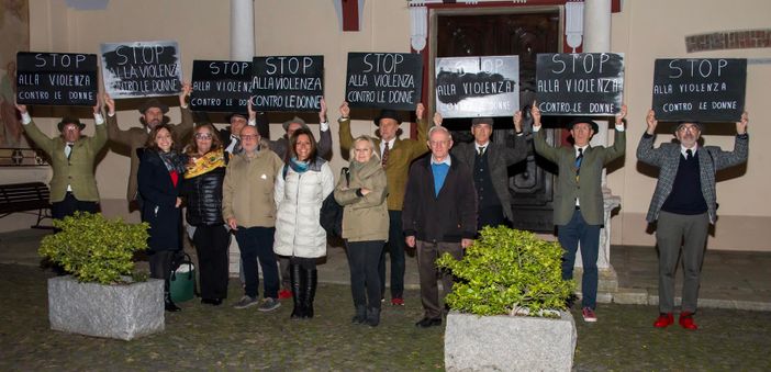 A Guardabosone “Uomini in scarpe rosse”: il flash mob contro la violenza di genere.