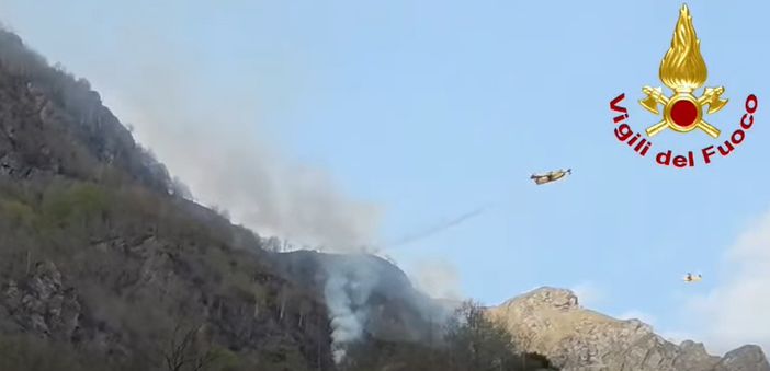 Incendio a Cravagliana, in azione Canadair ed elicotteri Incendio a Cravagliana, in azione Canadair ed elicotteri