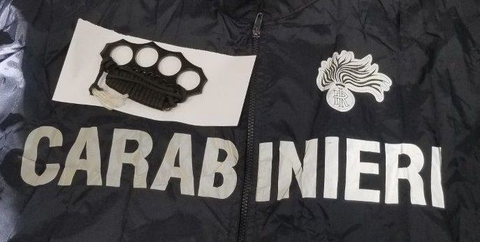 Vercelli, girava con un tirapugni in tasca: denunciato un 60enne