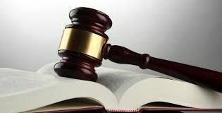 Rapina 15 euro in negozio e spintona l'anziana mamma del proprietario: condanna a 3 anni e 10 mesi