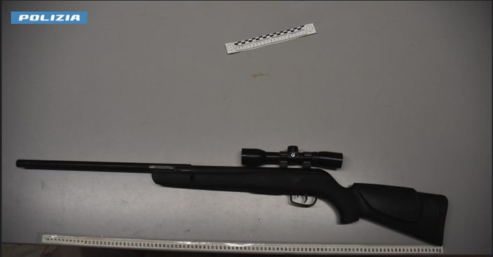 Dal nord ovest. Picchiata violentemente e minacciata con un fucile puntato alla testa Dal nord ovest. Picchiata violentemente e minacciata con un fucile puntato alla testa