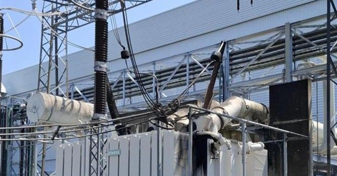 Livorno Ferraris, alla centrale elettrica prende fuoco un trasformatore