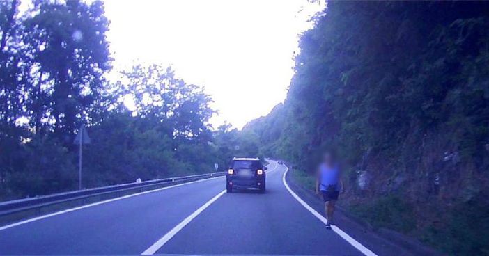 Lettera a Valsesianotizie - Runner contromano e con le cuffie sulla SP299: comportamento pericoloso segnalato da un lettore