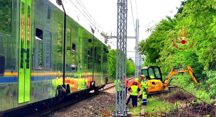 Escavatore urtato dal treno: operaio in ospedale, incolumi i 48 passeggeri a bordo Escavatore urtato dal treno: operaio in ospedale, incolumi i 48 passeggeri a bordo