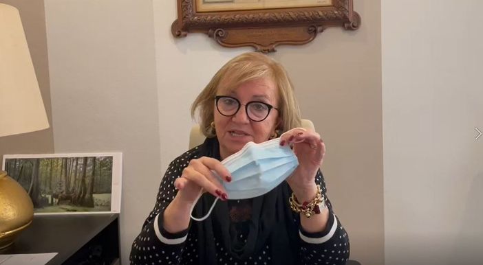 Abbandono mascherine, l’appello della prima cittadina di Gattinara Maria Vittoria Casazza
