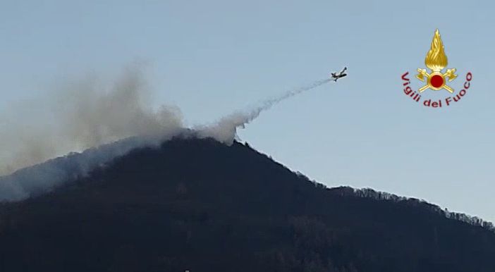 Incendio boschivo in zona Sacro Monte di Varallo. In azione i soccorsi VIDEO Incendio boschivo in zona Sacro Monte di Varallo. In azione i soccorsi VIDEO