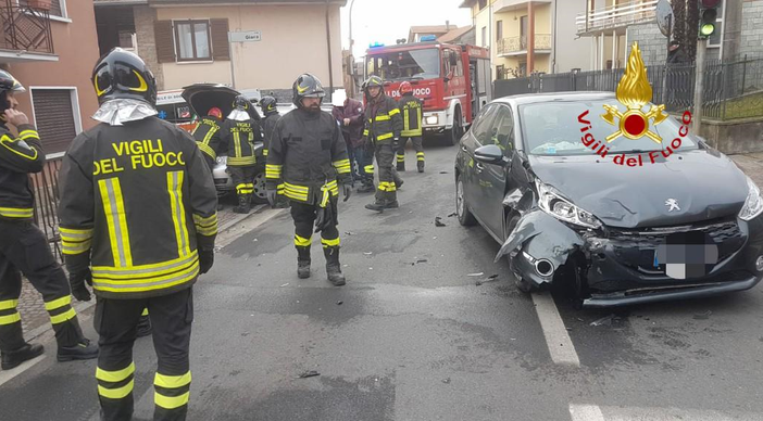 Schianto tra due auto, ferite lievi per due persone Schianto tra due auto, ferite lievi per due persone