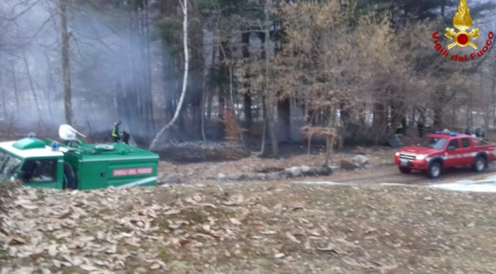 Attimi di paura a Scopa, incendio mette a rischio alcune case