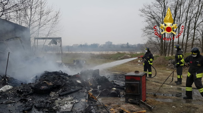 Argine della Sesia: incendio distrugge due roulotte