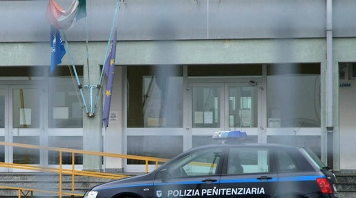 Dal Nord-ovest: drone con quattro cellulari si schianta sul tetto del carcere di Saluzzo Dal Nord-ovest: drone con quattro cellulari si schianta sul tetto del carcere di Saluzzo