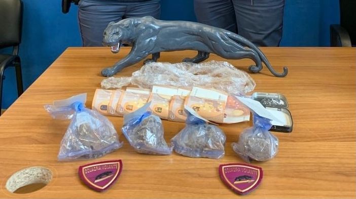 Nascondeva 2 etti di eroina. Vercellese arrestato in Lombardia