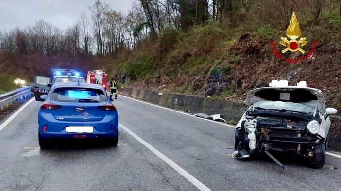 Scontro tra auto a Sostegno, conducenti assistiti dal 118 Scontro tra auto a Sostegno, conducenti assistiti dal 118