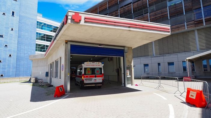 Con l’auto urta il muretto del distributore, 90enne ferita a Mosso (foto di repertorio)