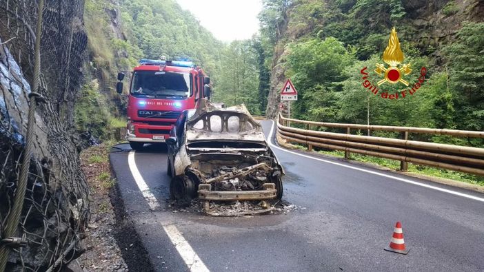 Auto a GPL in fiamme, Vigili del Fuoco di Varallo in azione Auto a GPL in fiamme, Vigili del Fuoco di Varallo in azione