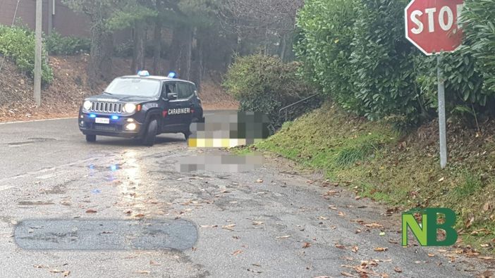 Trova cadavere a bordo strada, dramma a Valdilana Trova cadavere a bordo strada, dramma a Valdilana
