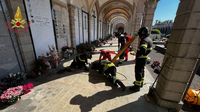 Dal novarese: Cade in una tomba al cimitero, salvato dai Vigili del Fuoco Dal novarese: Cade in una tomba al cimitero, salvato dai Vigili del Fuoco