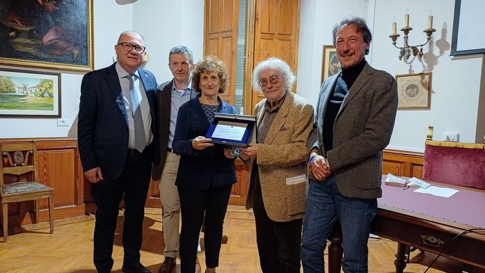 Borgomanero, Maurizio Cucchi premiato a Villa Marazza: consegnato il Premio alla Carriera per la traduzione poetica