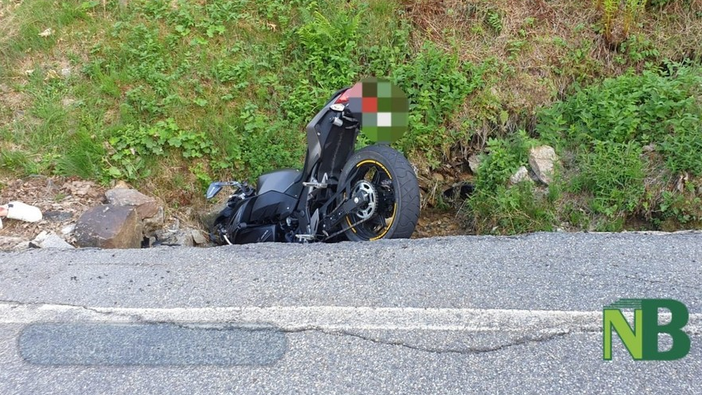 Perde il controllo della moto e finisce fuori strada, 23enne si rompe il bacino (foto di repertorio)