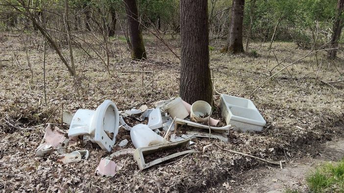 A Gattinara nuovi rifiuti abbandonati nel bosco: il Comitato richiama al rispetto del territorio A Gattinara nuovi rifiuti abbandonati nel bosco: il Comitato richiama al rispetto del territorio