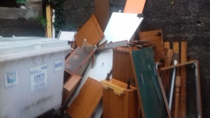 Borgosesia: i rifiuti abbandonati gli costano 200 euro di multa Borgosesia: i rifiuti abbandonati gli costano 200 euro di multa