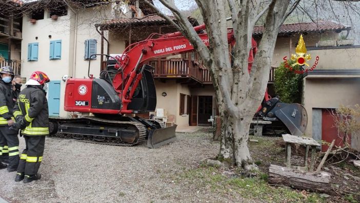 Proseguono le operazioni di bonifica dopo l'incendio della sfilacciatura di Rocca Pietra Proseguono le operazioni di bonifica dopo l'incendio della sfilacciatura di Rocca Pietra